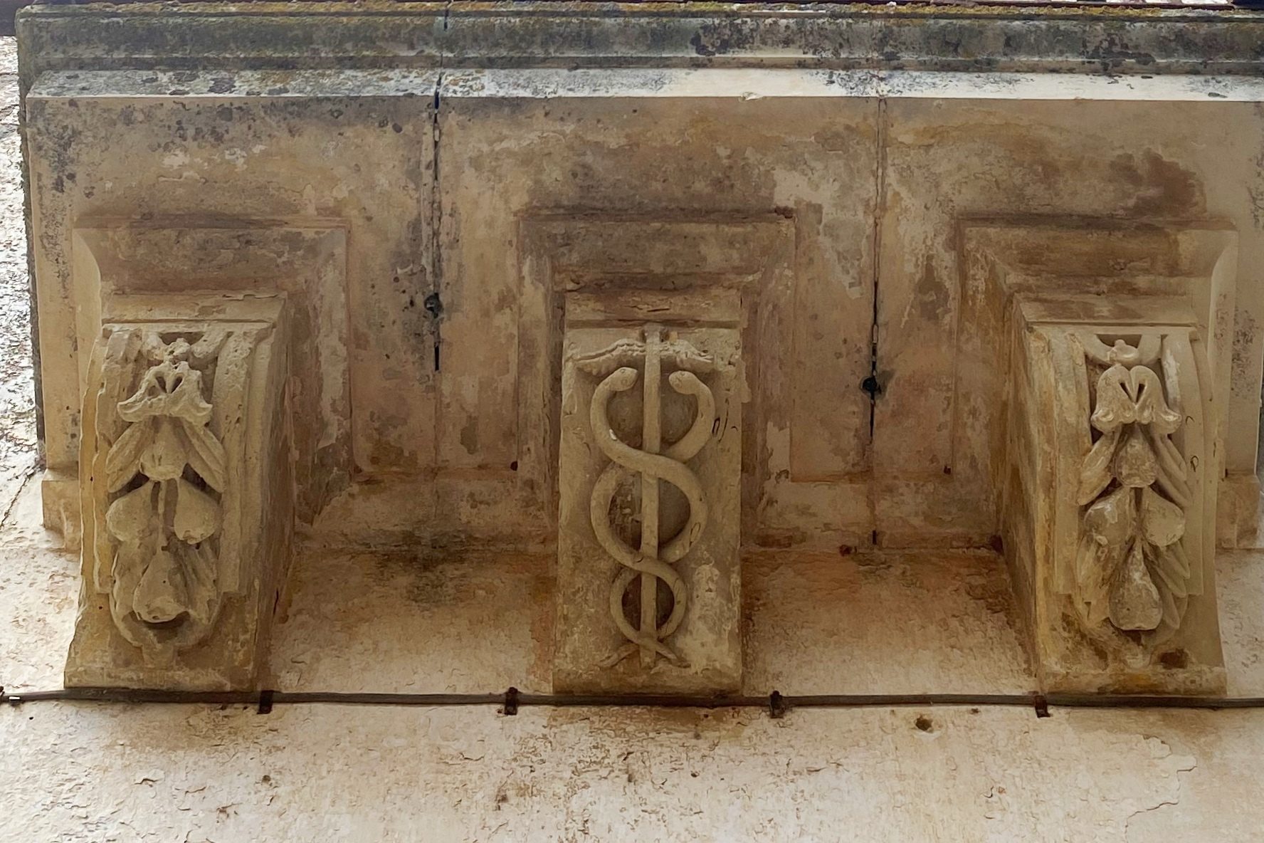 Caduceus bas-relief, Soleto (by Giulia Corciulo) - 02.jpeg